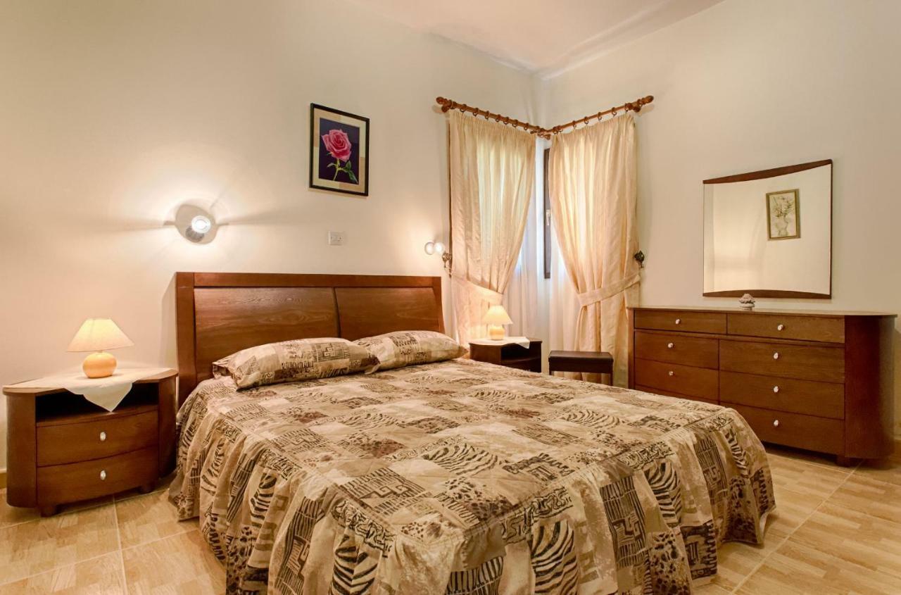 Tsikkos Tria Villa *