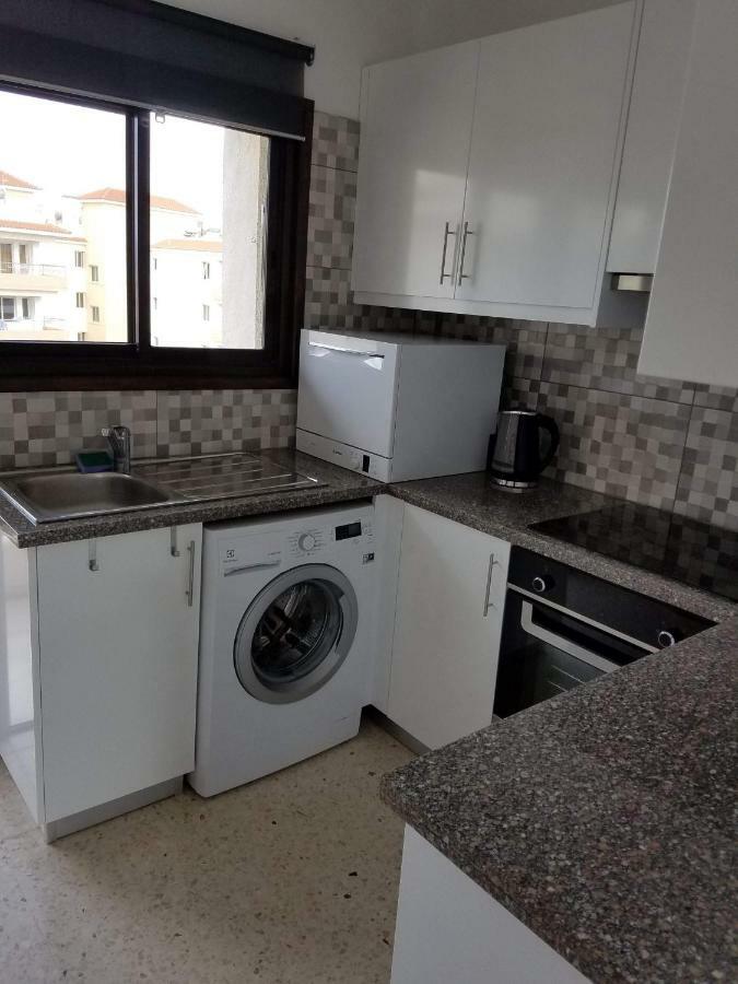 Kings Avenue - Natalia's Apartment *