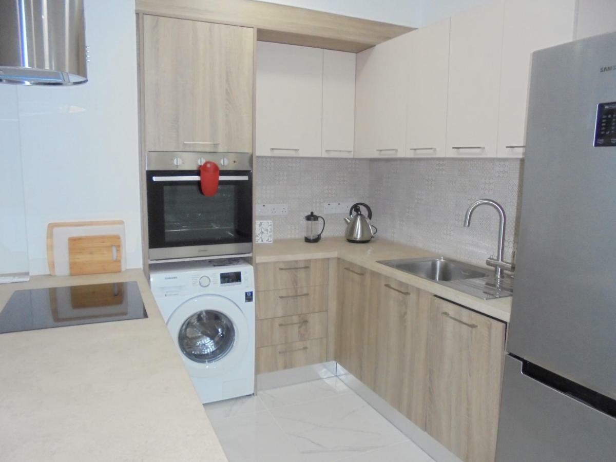 Kermia Court - Beach-front, Modern 2 Bedroom -sleeps 6 *