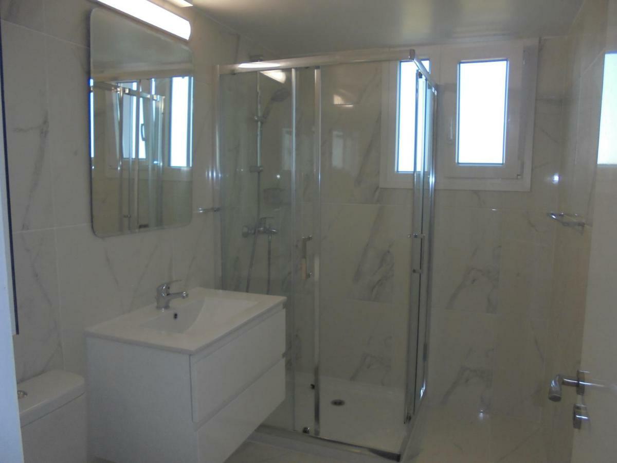 Apartment Kermia Court - Beach-front, Modern 2 Bedroom -sleeps 6