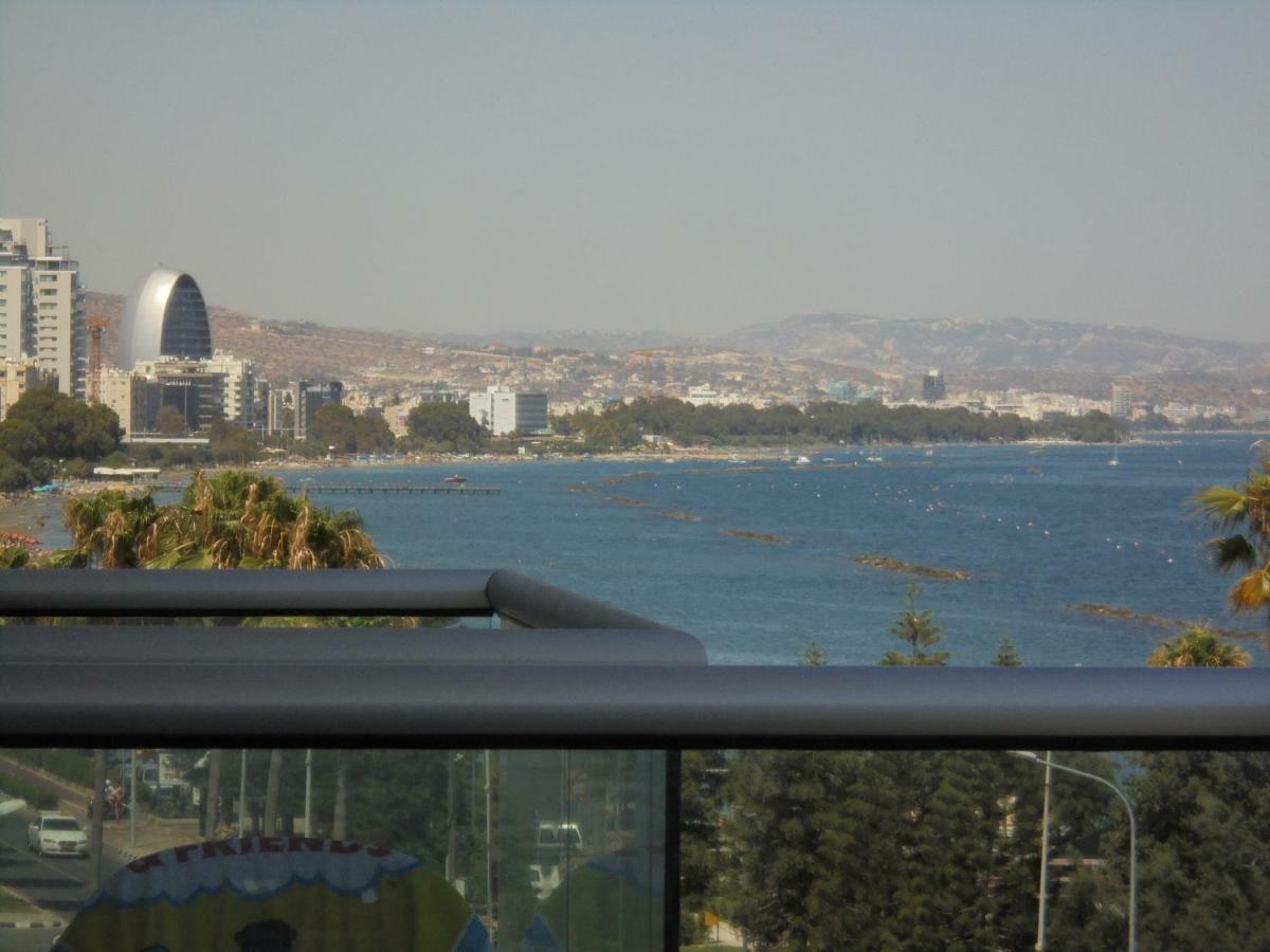 Kermia Court - Beach-front, Modern 2 Bedroom -sleeps 6 *