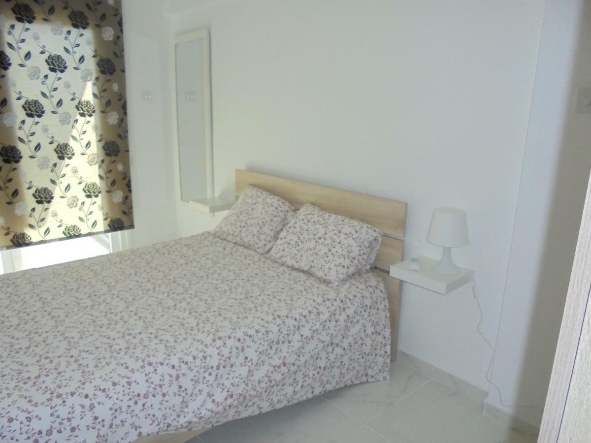 Kermia Court - Beach-front, Modern 2 Bedroom -sleeps 6 *