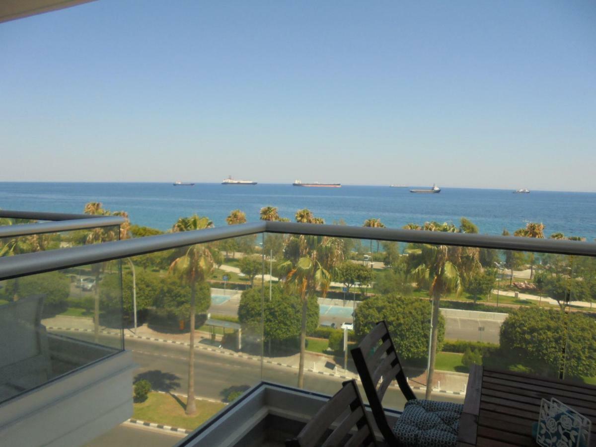 Kermia Court - Beach-front, Modern 2 Bedroom -sleeps 6 Apartment
