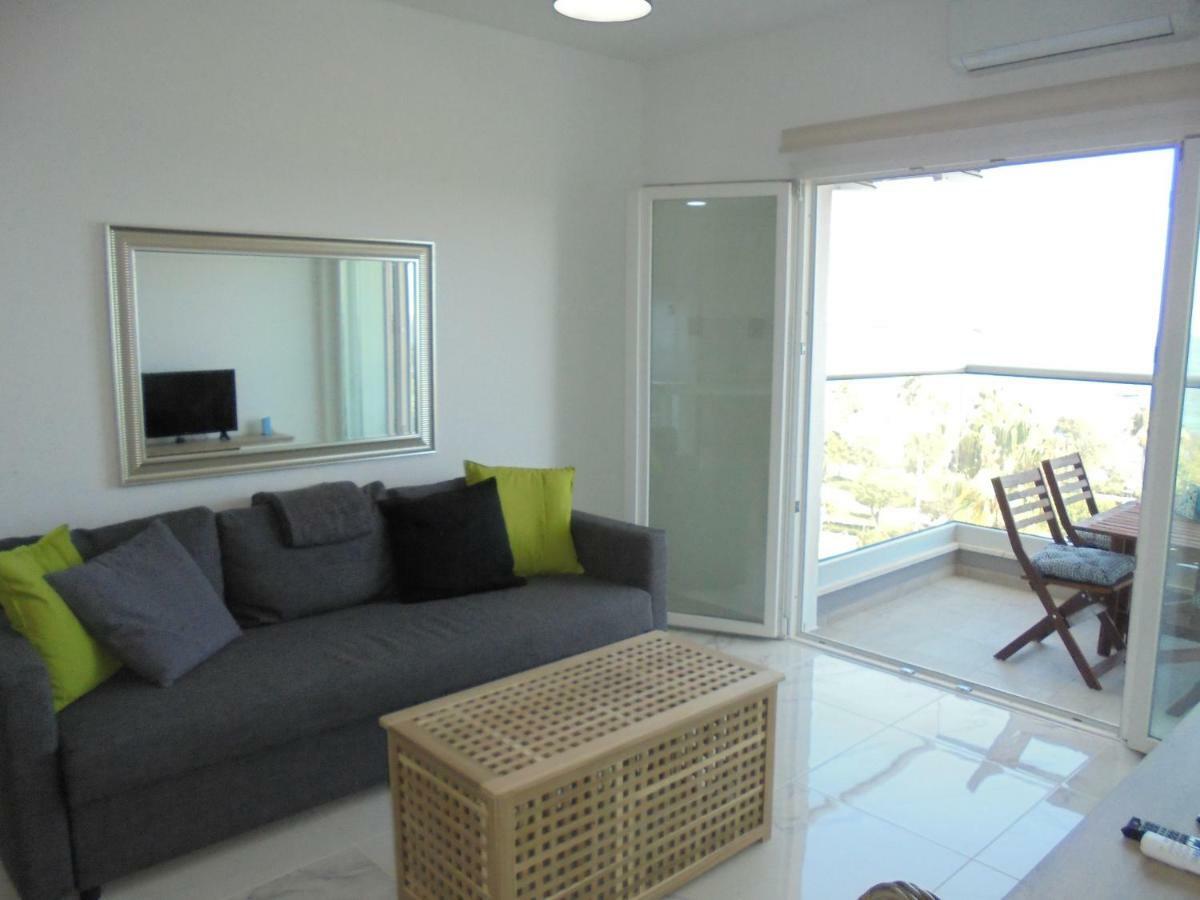 Apartment Kermia Court - Beach-front, Modern 2 Bedroom -sleeps 6 Limassol