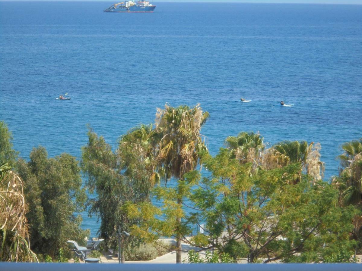 Apartment Kermia Court - Beach-front, Modern 2 Bedroom -sleeps 6 Limassol