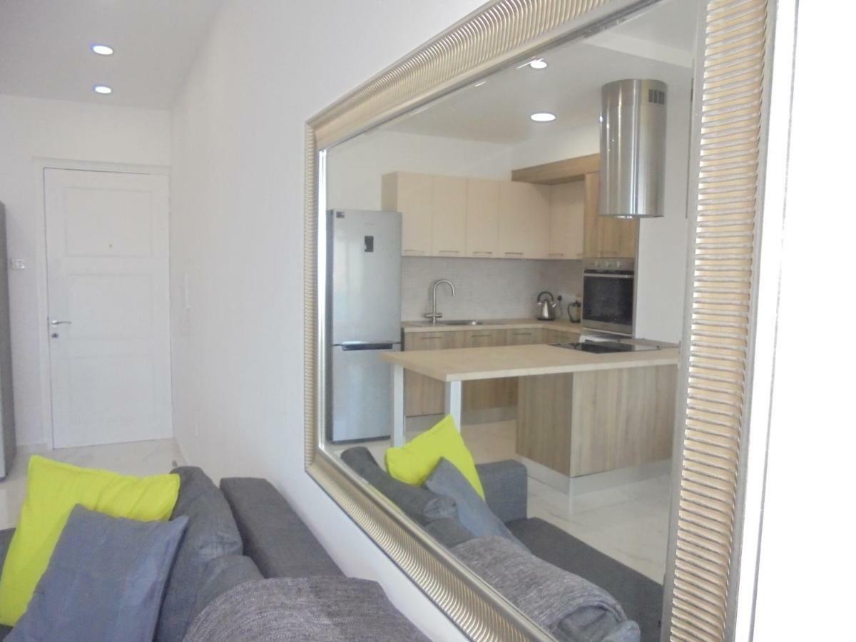 Kermia Court - Beach-front, Modern 2 Bedroom -sleeps 6 Apartment