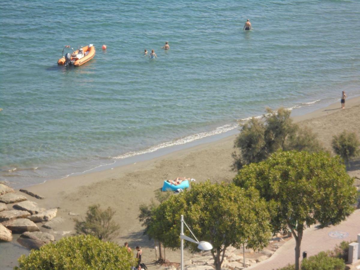 Kermia Court - Beach-front, Modern 2 Bedroom -sleeps 6 Apartment *