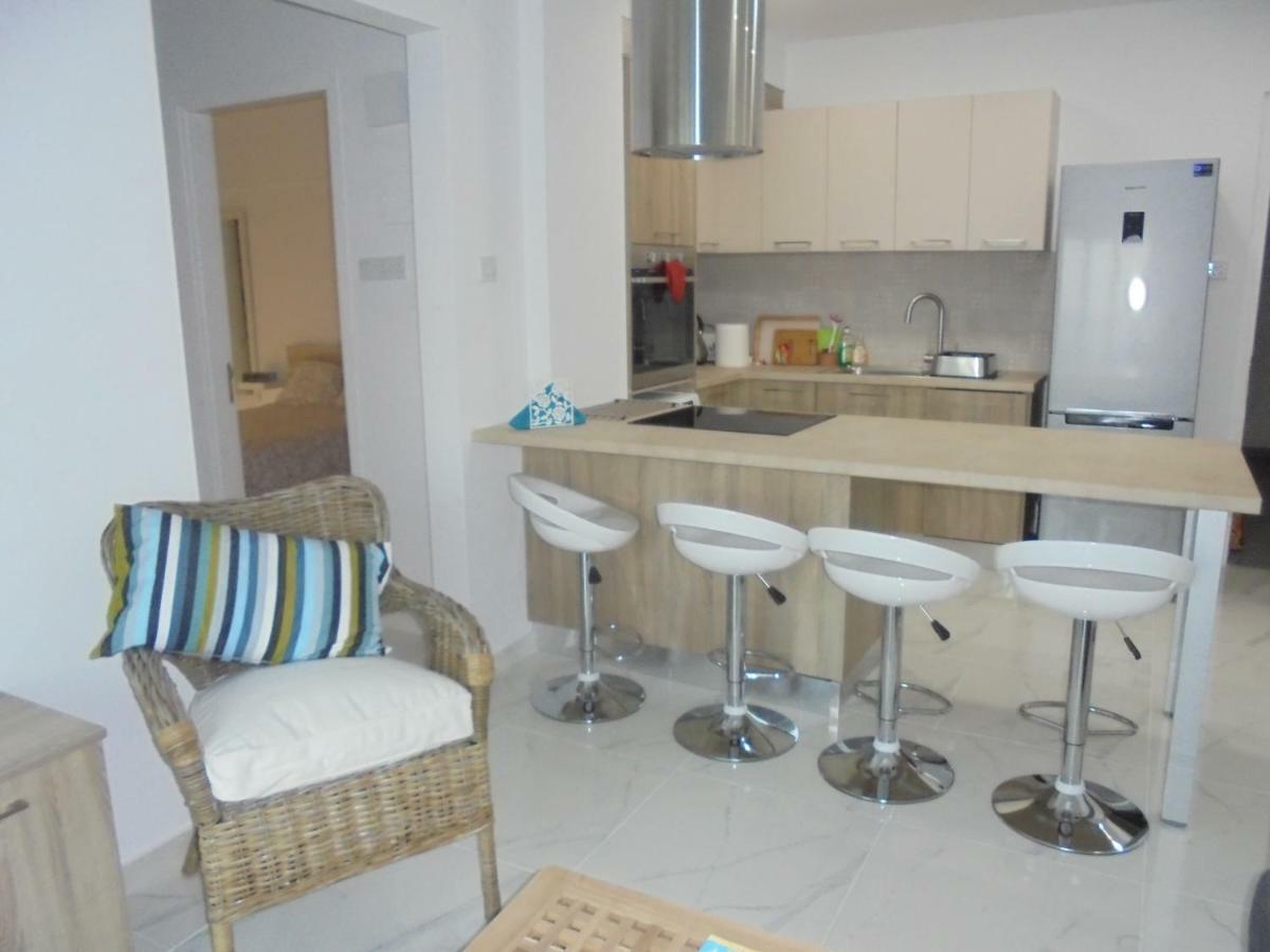 Apartment Kermia Court - Beach-front, Modern 2 Bedroom -sleeps 6 *