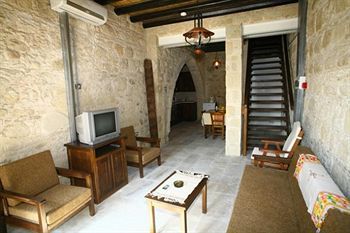 Leonidas Village Country house Goudhi