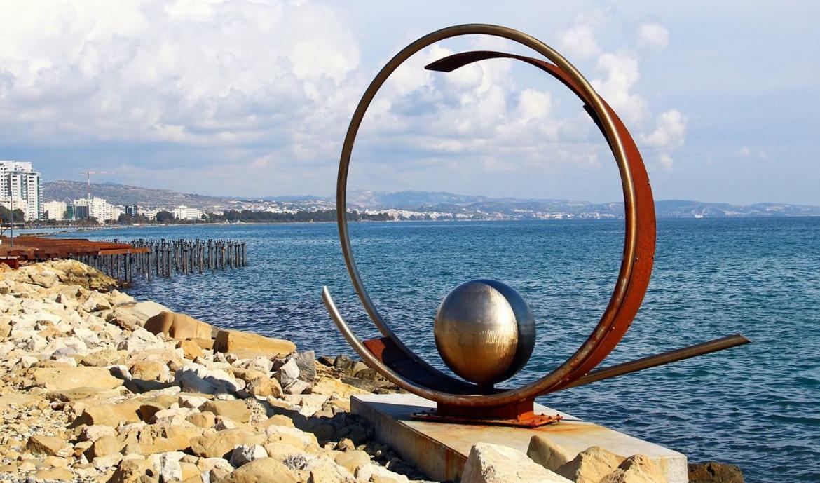 Apartment Kermia Court - Beach-front, Modern 2 Bedroom -sleeps 6 Limassol