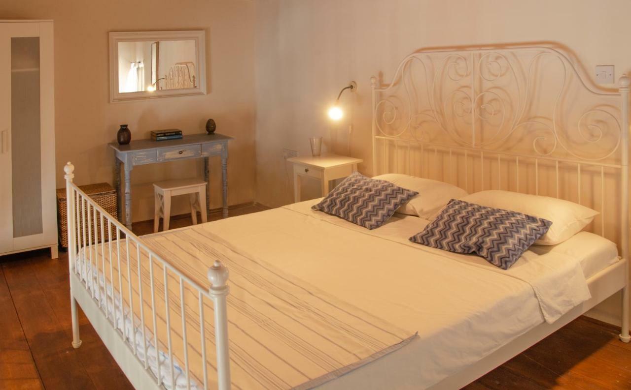 Dolphin And Studios Apartment
