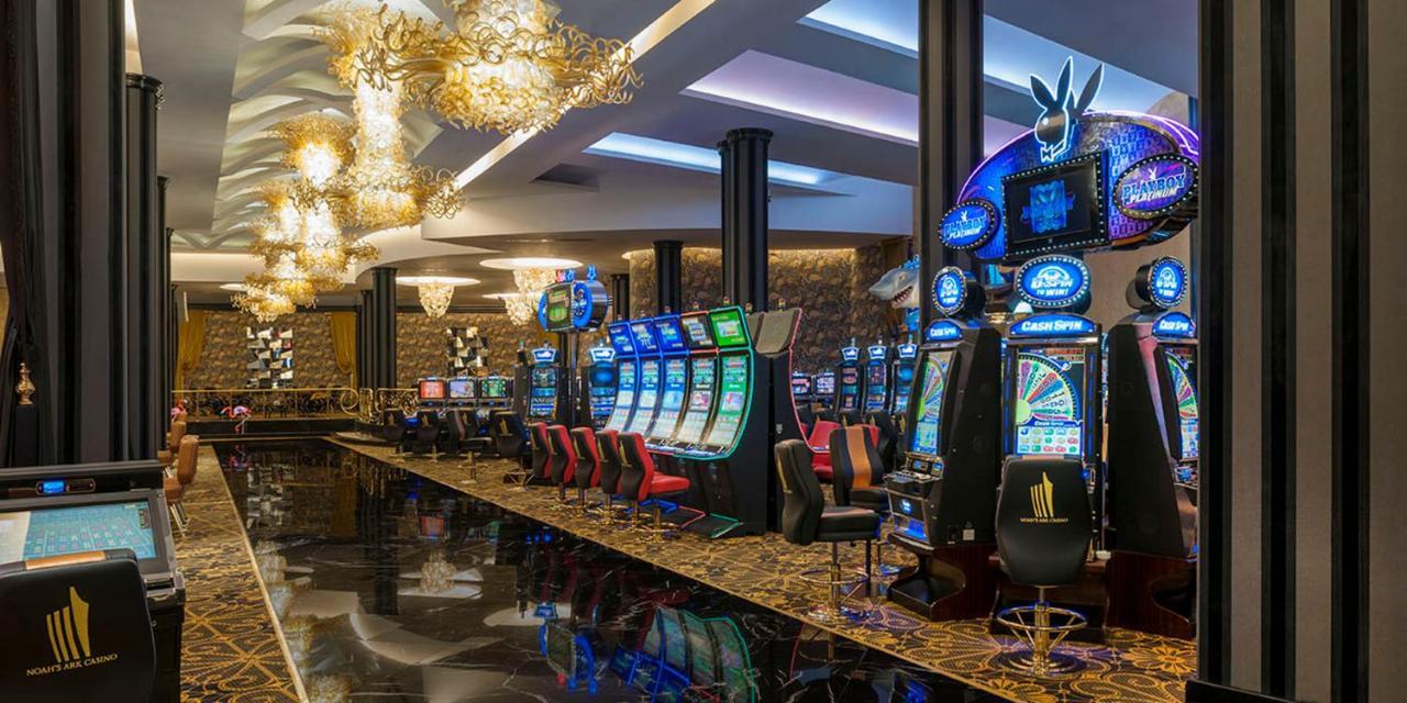 Noah's Ark Deluxe & Hotel 5*