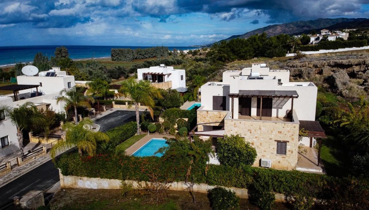 Elena In Villa *