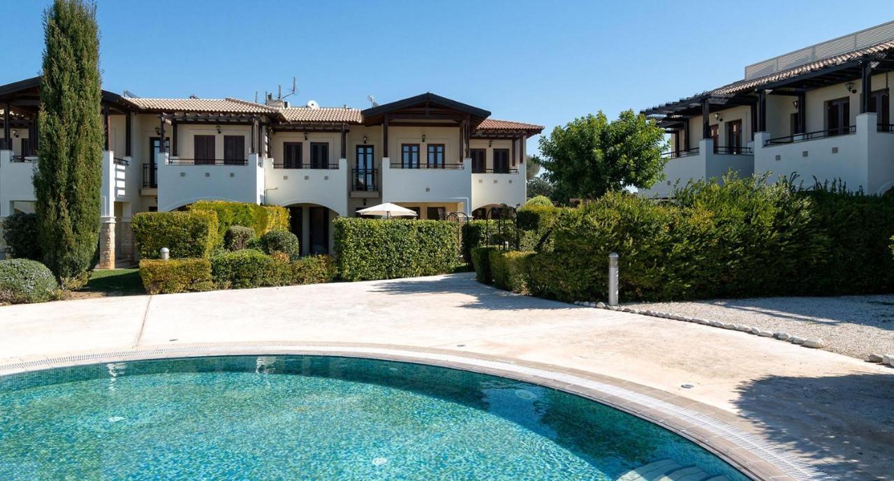 2 Bedroom Helena With Private Garden, Aphrodite Hills Apartamento