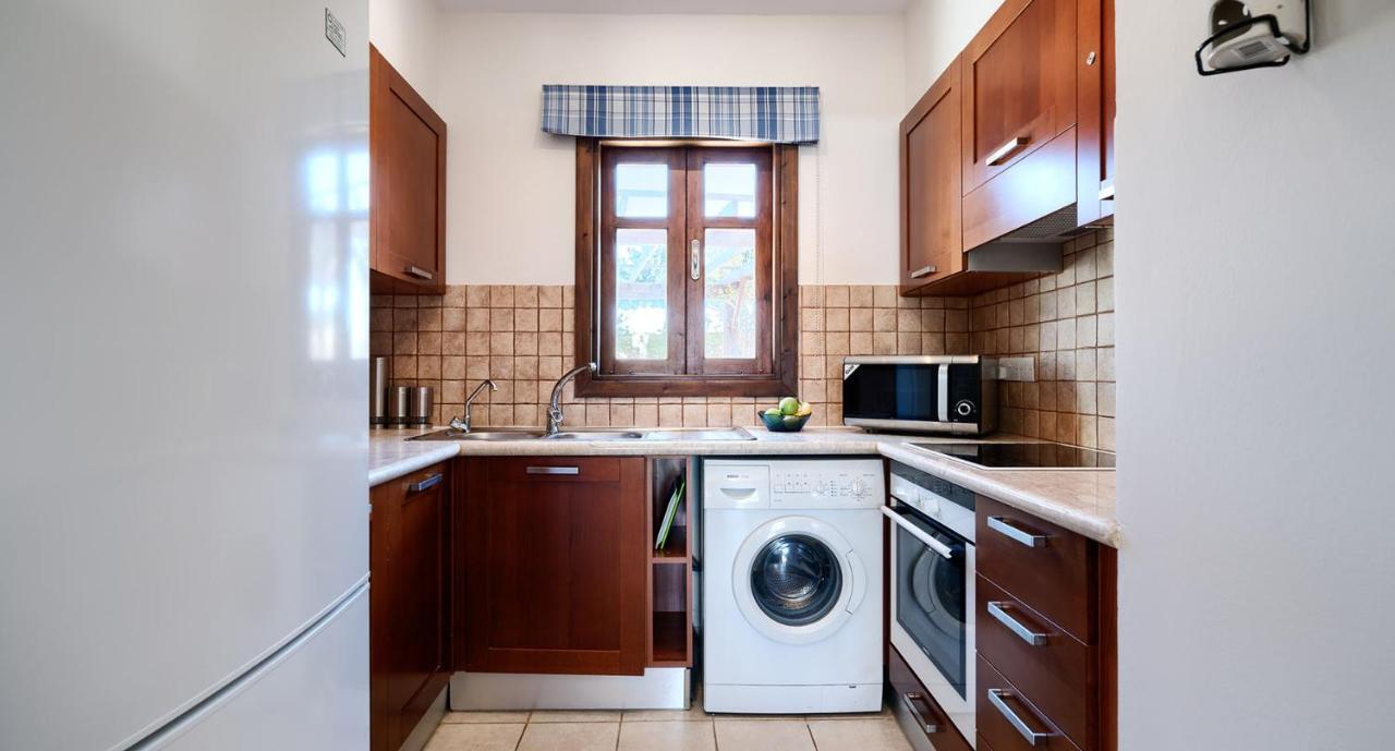 2 Bedroom Helena With Private Garden, Aphrodite Hills Apartamento *