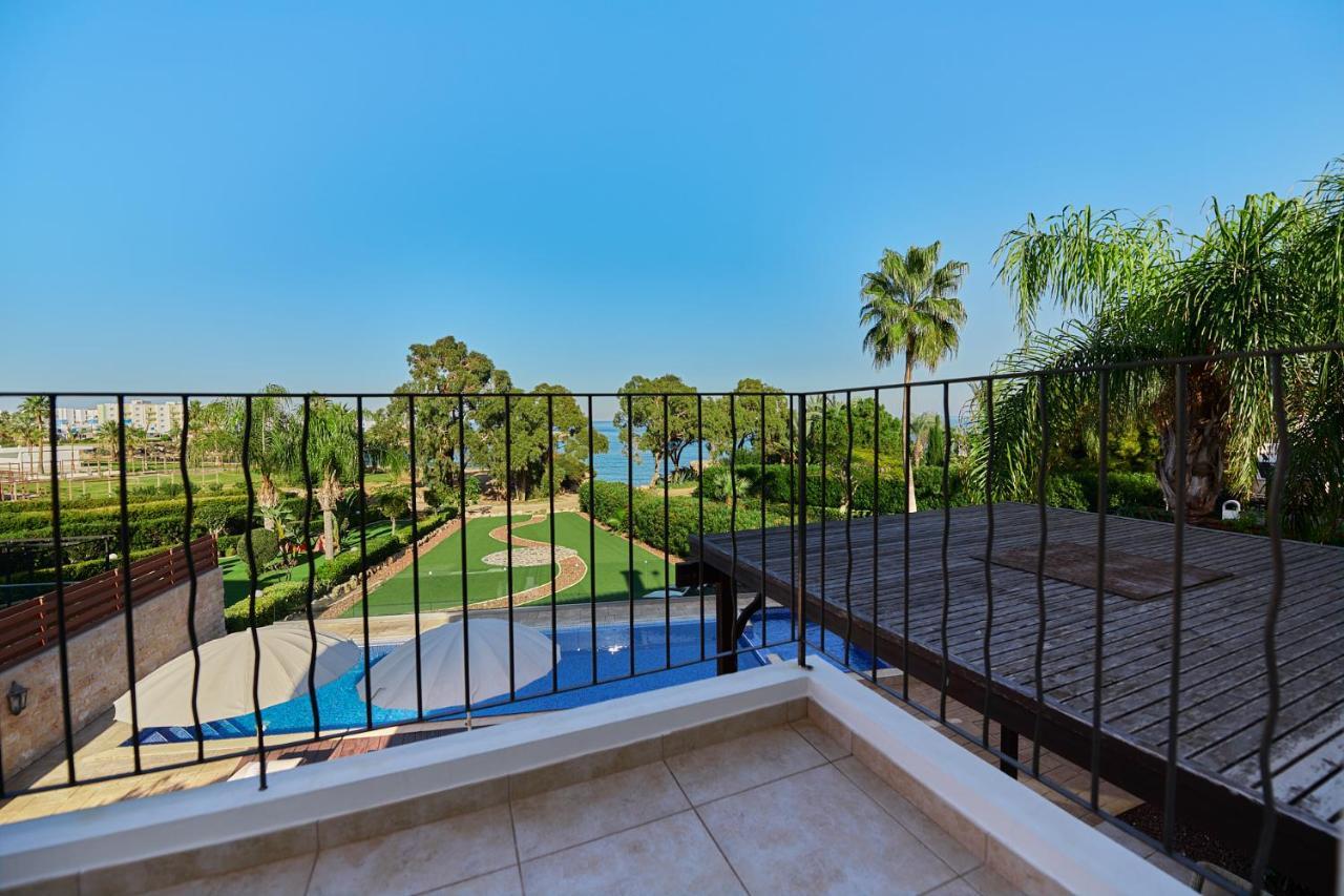 Front Bella Vista Villa