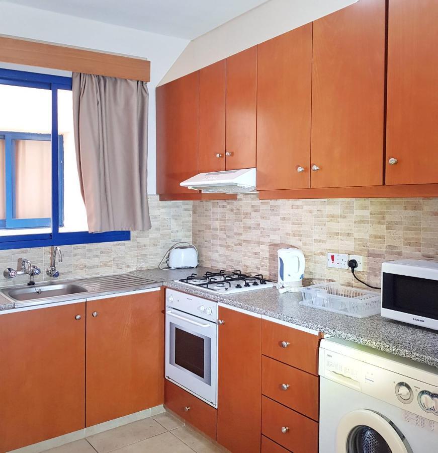 Zoe's Court Aparthotel Klorakas