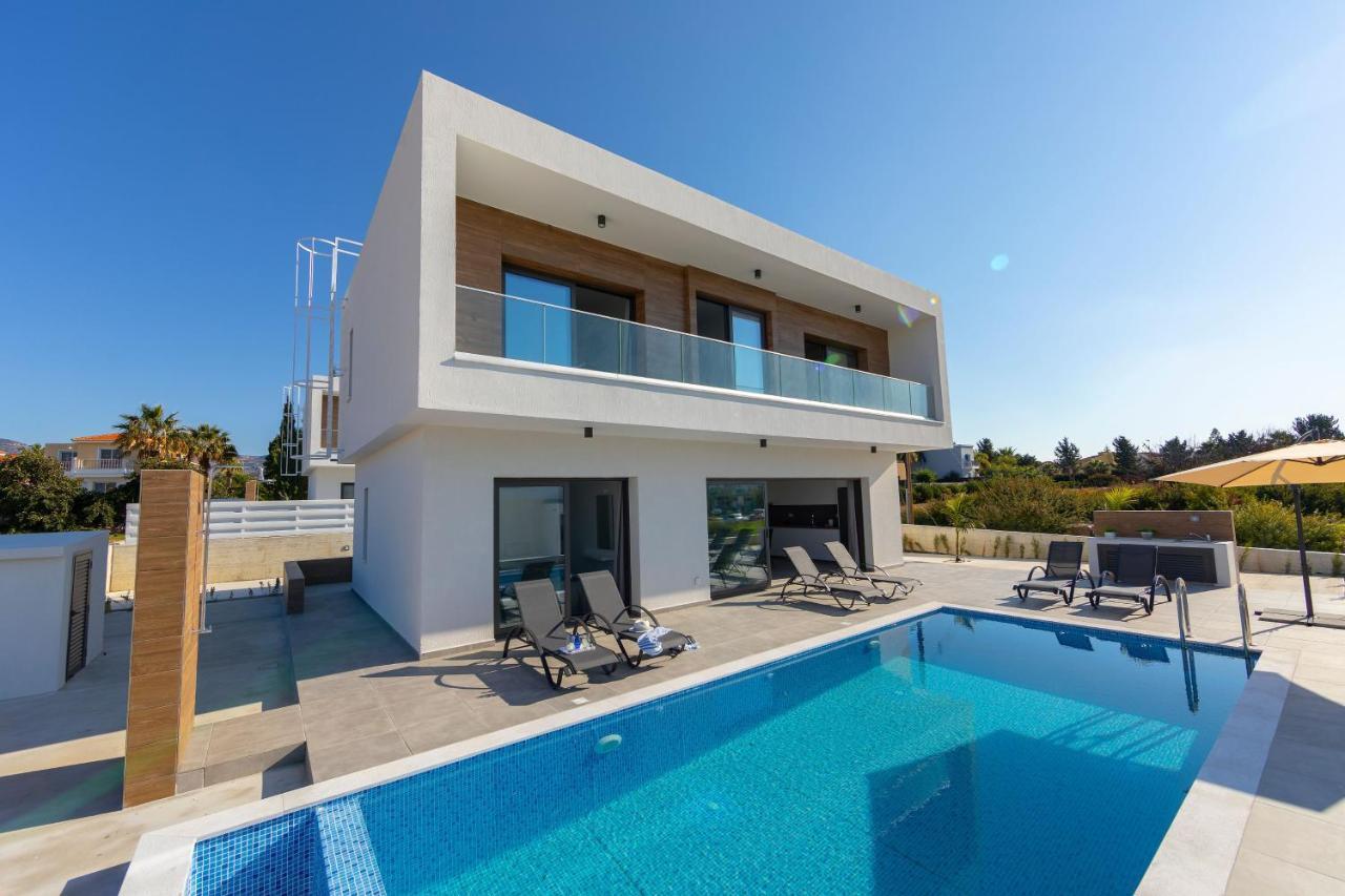 Marlene, Walking Distance To Coral Beach! Villa Peyia