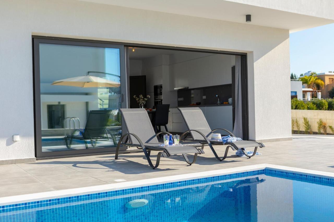 Marlene, Walking Distance To Coral Beach!