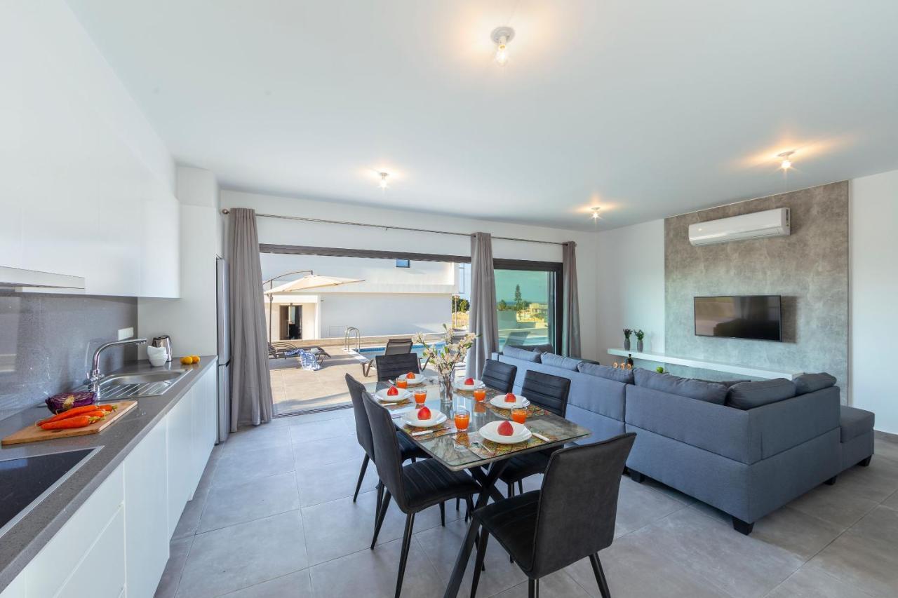 Marlene, Walking Distance To Coral Beach! Villa *
