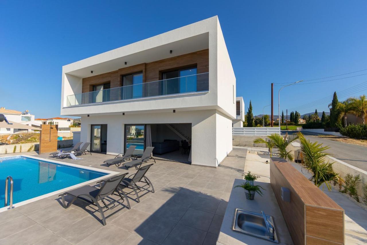 Villa Marlene, Walking Distance To Coral Beach!