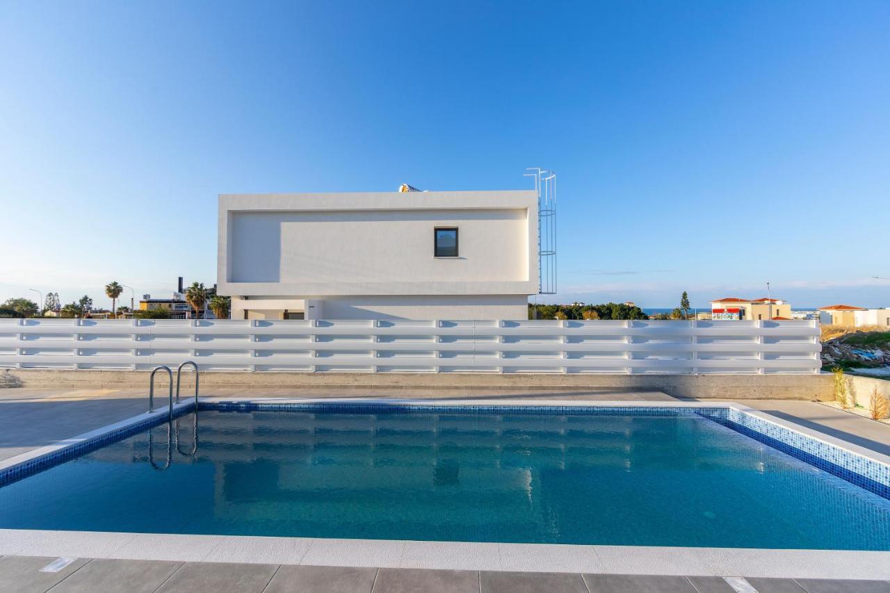 Marlene, Walking Distance To Coral Beach! Villa *