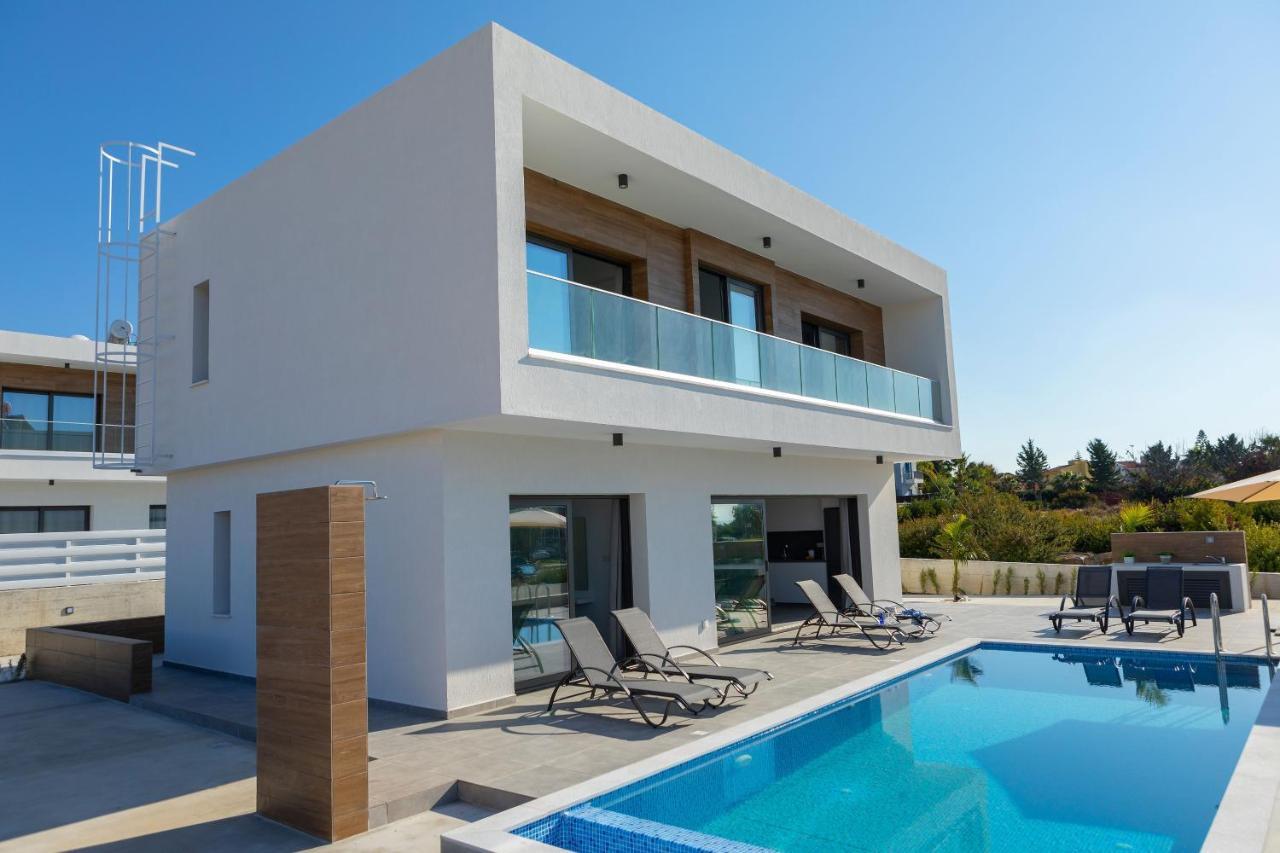 Marlene, Walking Distance To Coral Beach! Villa *