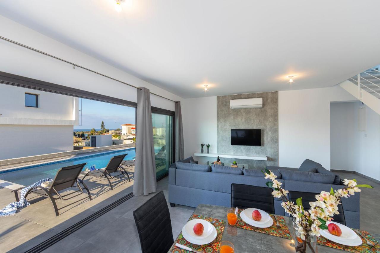 Marlene, Walking Distance To Coral Beach! *
