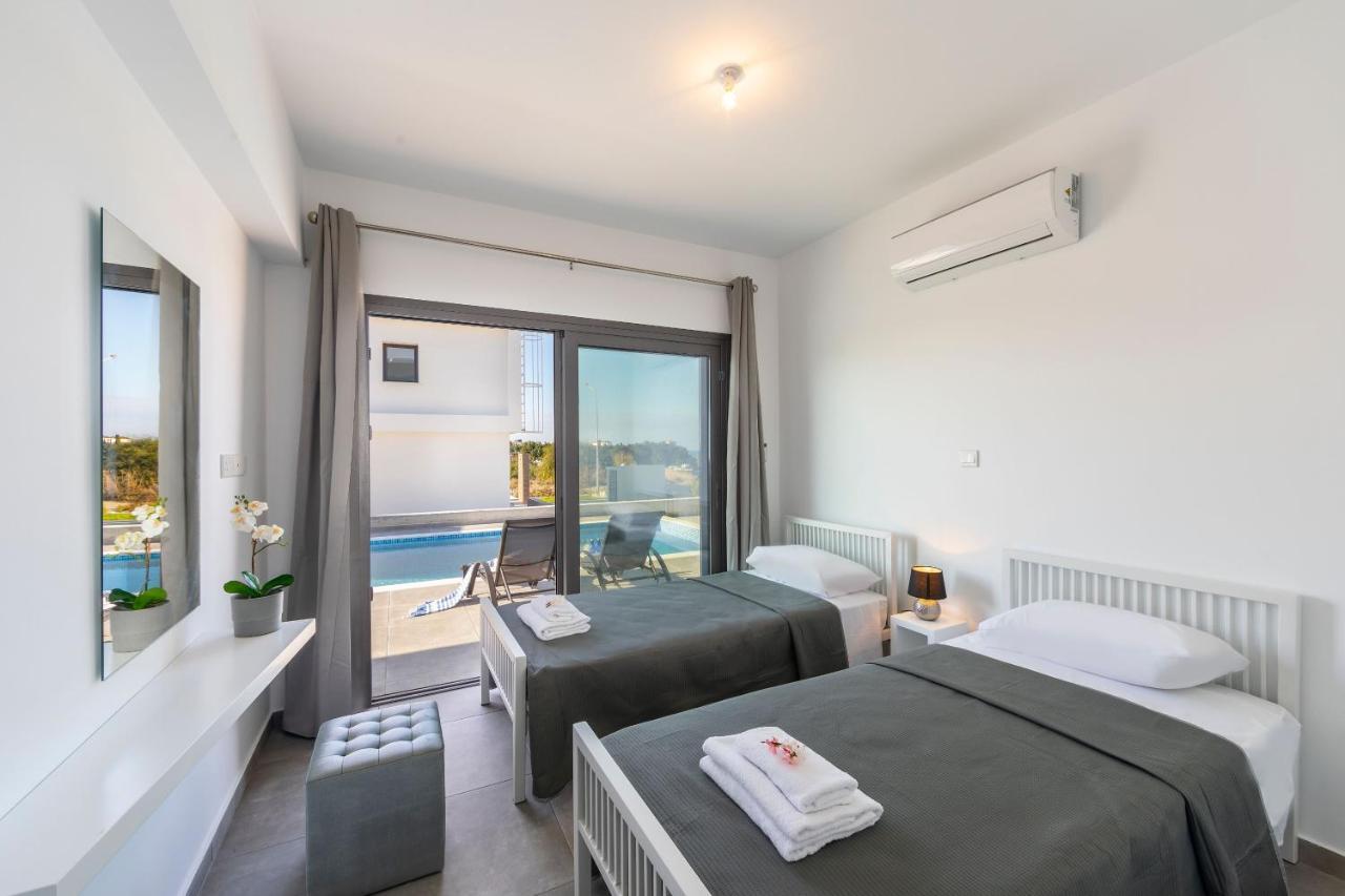 Marlene, Walking Distance To Coral Beach!