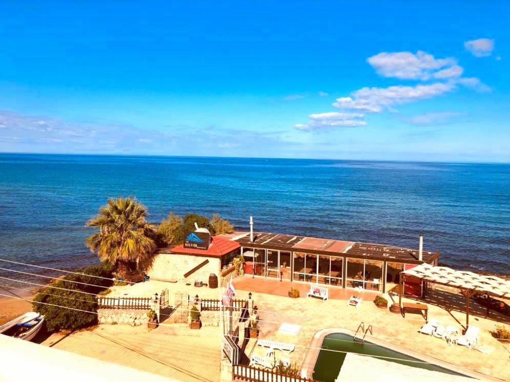 Seafront Silver Waves Mini & Restaurant & Pool Guest house *