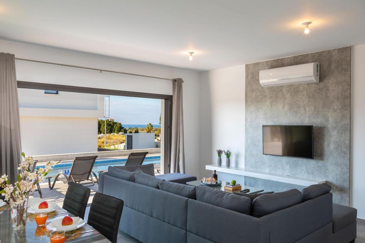 Villa Marlene, Walking Distance To Coral Beach! *
