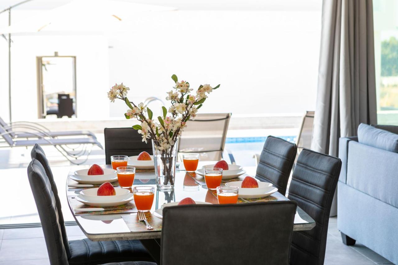 Marlene, Walking Distance To Coral Beach! Villa *