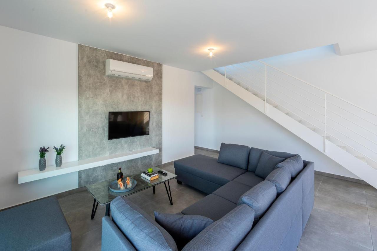 Marlene, Walking Distance To Coral Beach! Peyia