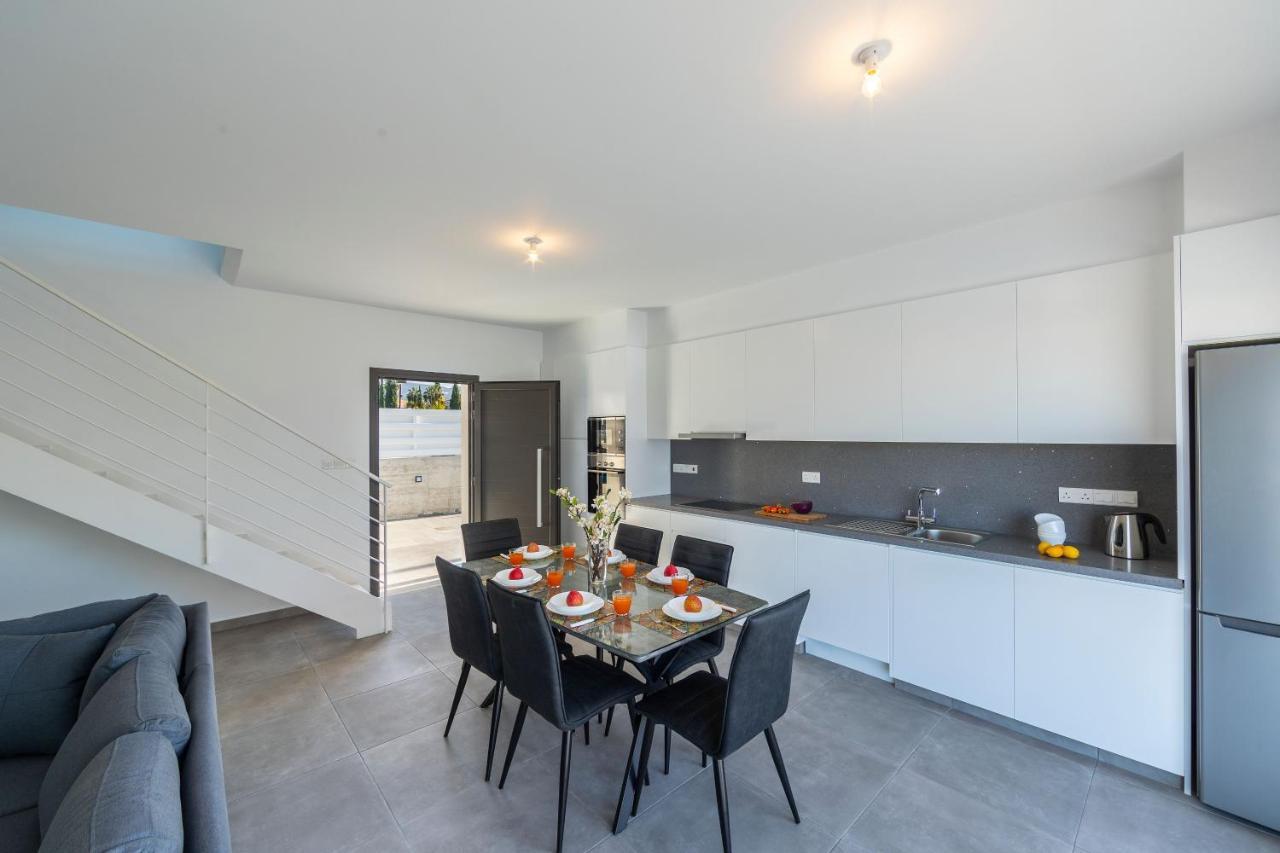 Marlene, Walking Distance To Coral Beach! Peyia