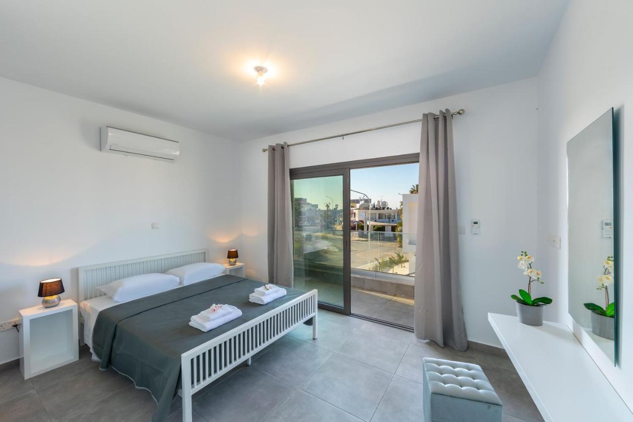Marlene, Walking Distance To Coral Beach! *
