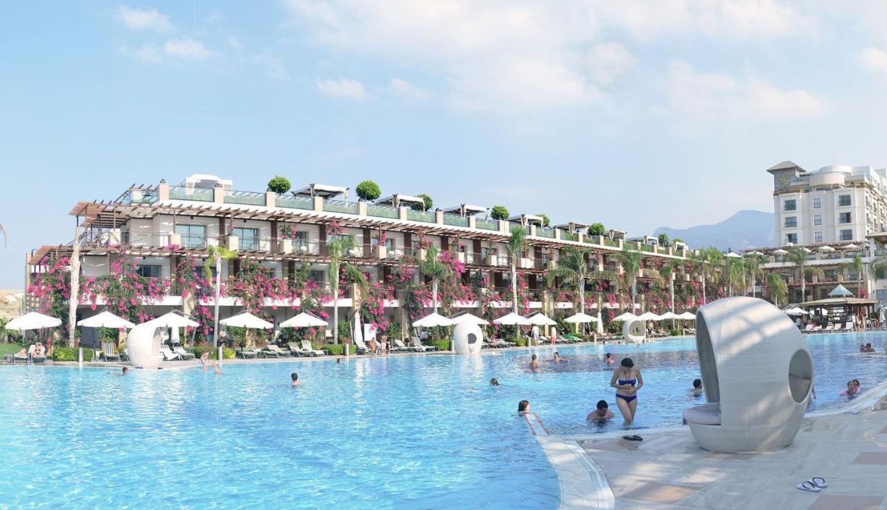 Cratos Premium Casino & Hotel