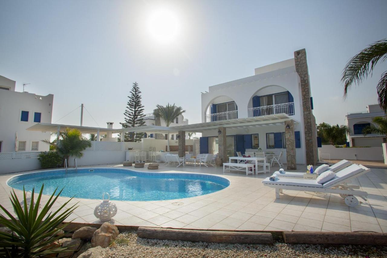 Mimoza Seafront Villa *