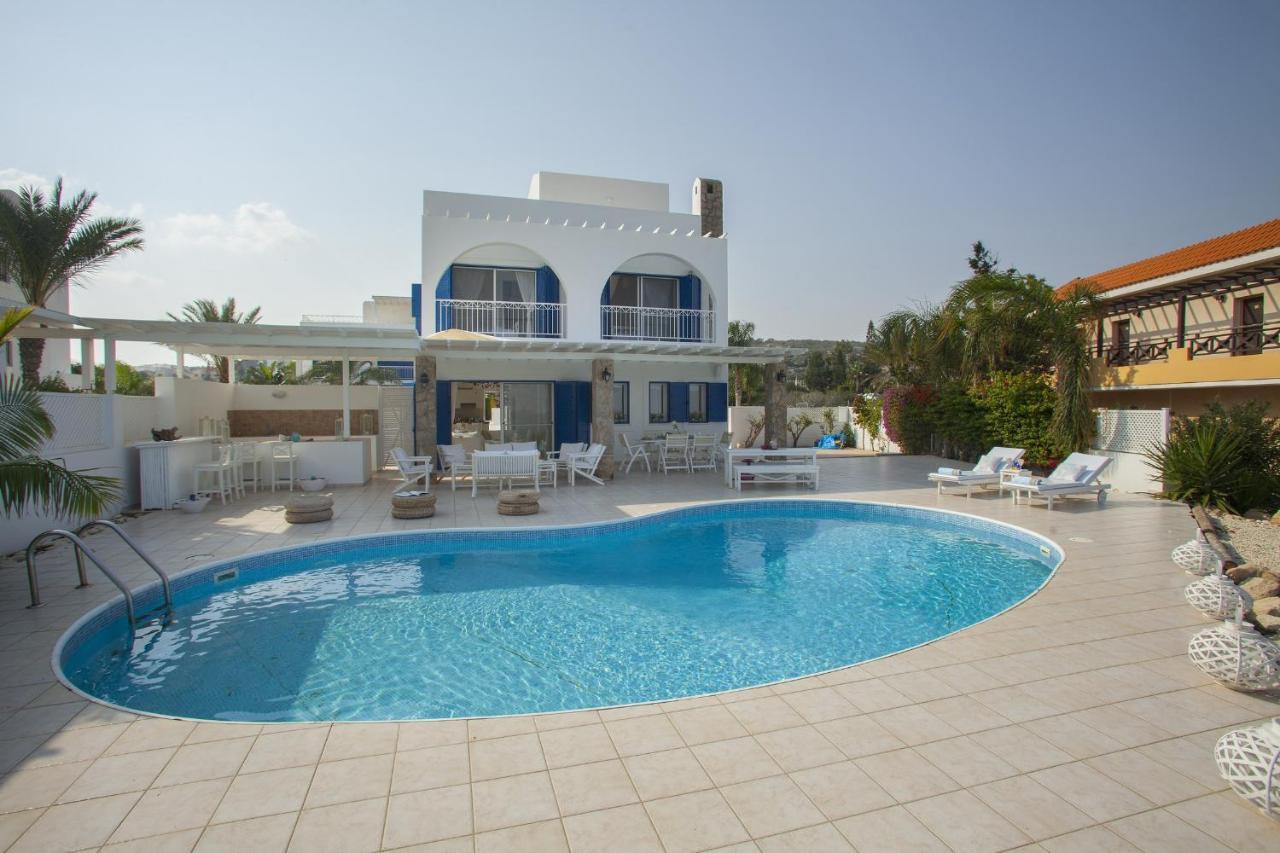 Mimoza Seafront Villa *