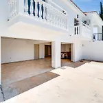 Villa Kathi By Ezoria Villas