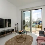 Eden-Perfect Location, Sea View, Stylish Apartment