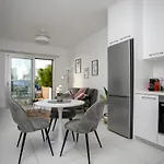 Eden-Perfect Location, Sea View, Stylish Apartment
