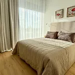 Malberry Park 302 - Modern 2 Bedroom Apartment With Pool, Gym, Jaccuzi