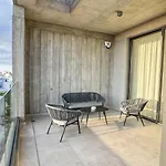 Malberry Park 302 - Modern 2 Bedroom Apartment With Pool, Gym, Jaccuzi