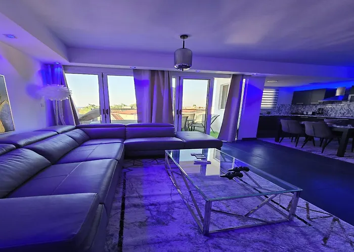 Golden Bay Deluxe Holiday Apartment