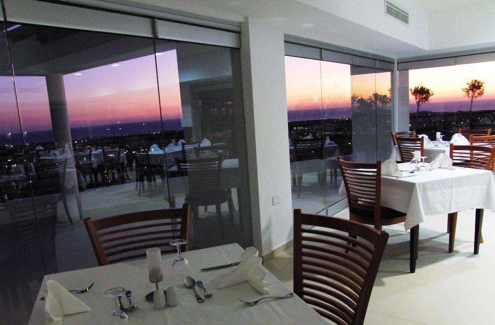 Royal Blue Hotel & Spa 4*