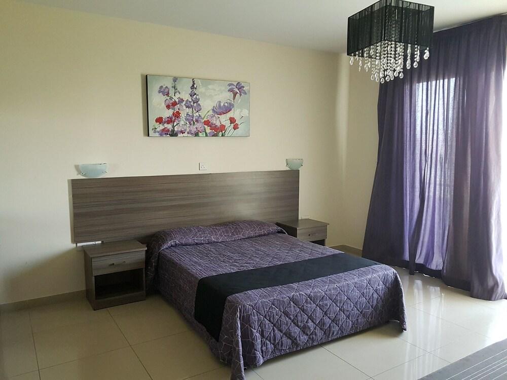 Tasiana Star Aparthotel 3*