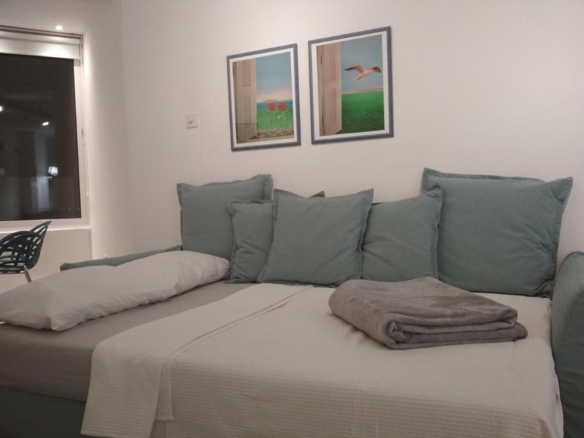 Front-row - Skyline Retreat - Pool Access Apartment Larnaca