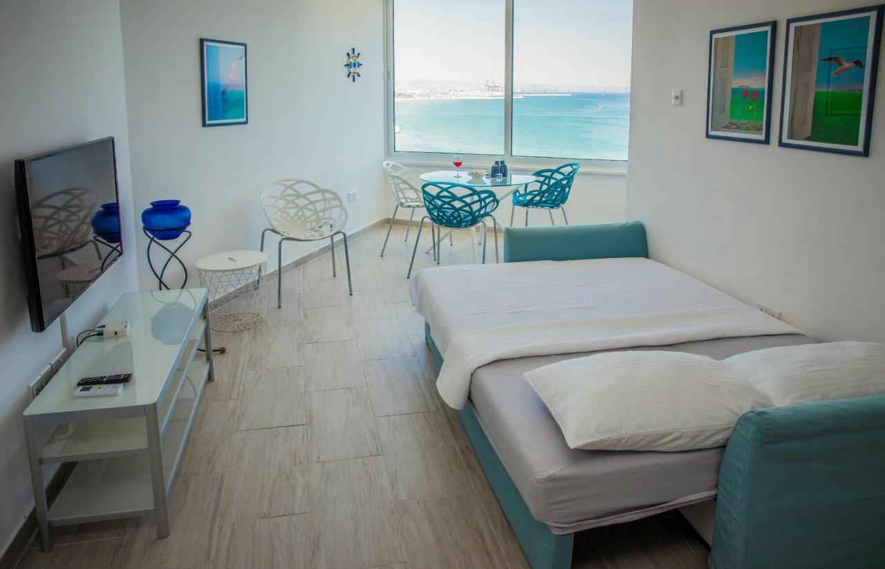 Front-row - Skyline Retreat - Pool Access Apartment *