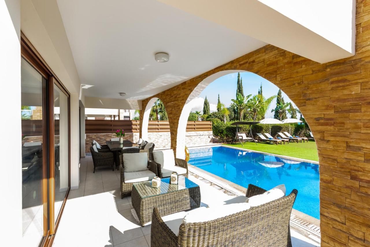 Villa Sea Front Oceanus H2 By Ezoria