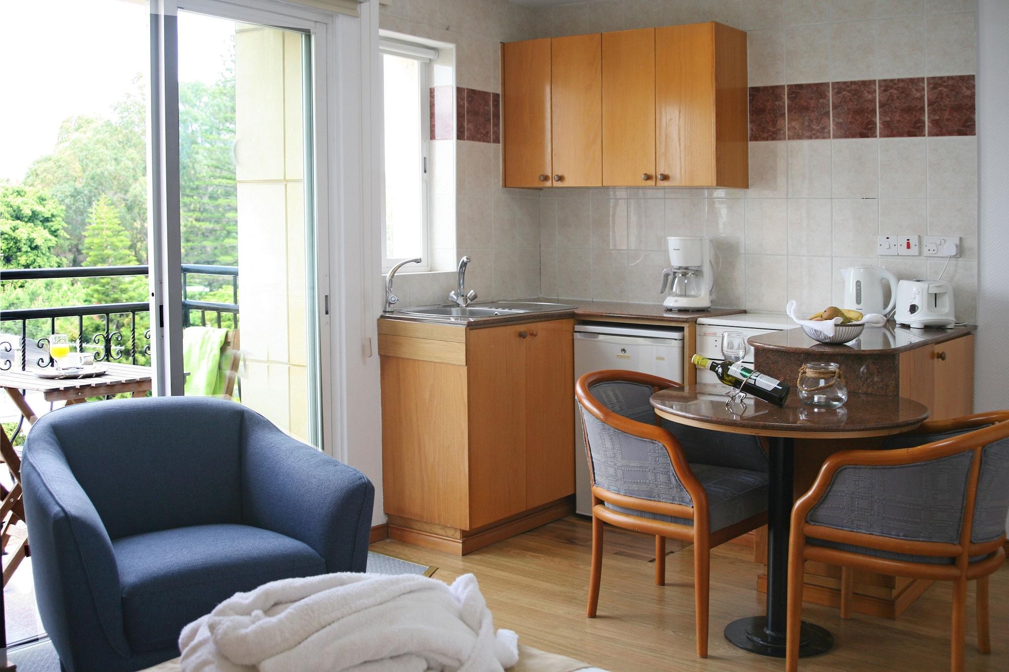 Aparthotel Chrielka Limasol